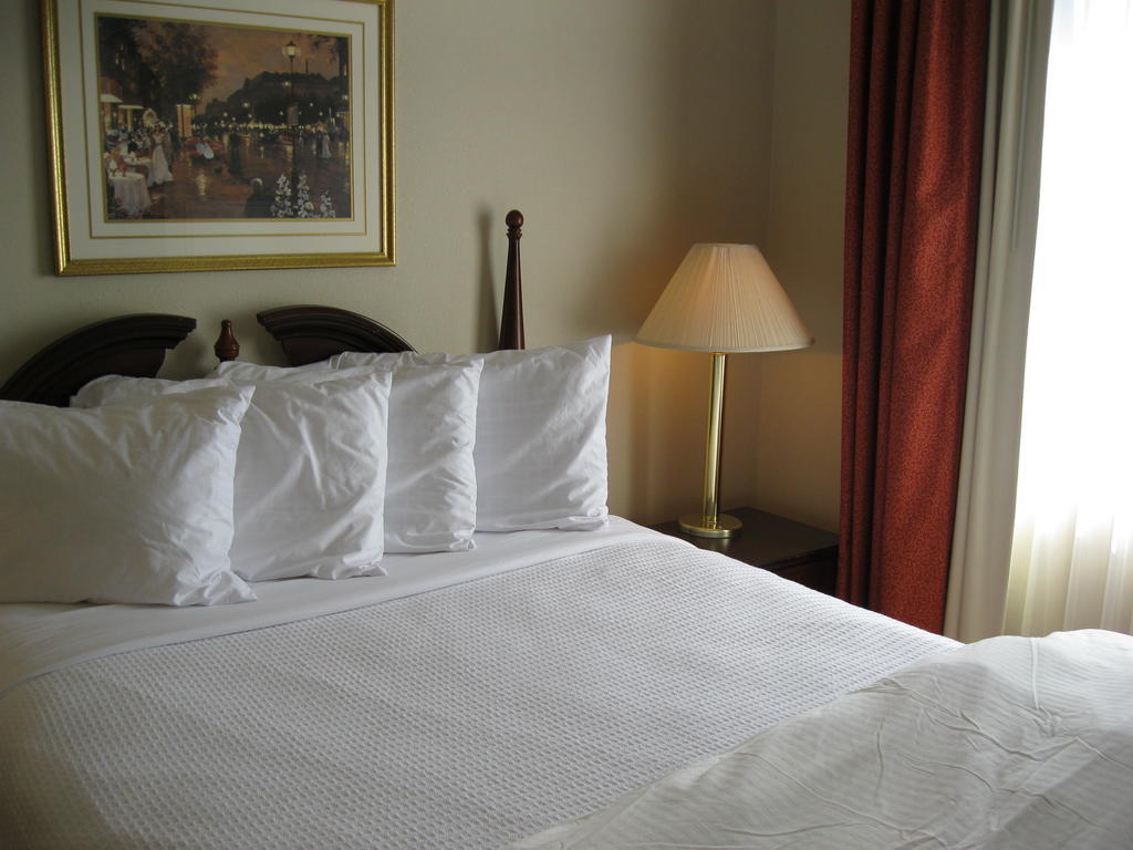Chisholm Suite Hotel Duncan Habitación foto